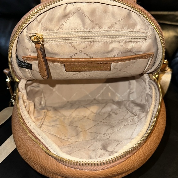 🔥🔥🔥Michael Kors Small Mini Erin Leather Convertible Backpack - Picture 10 of 15